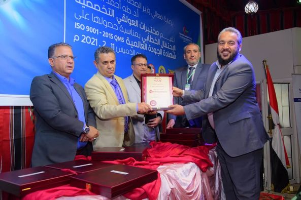 مختبرات العولقي التخصصية تكرّم المدير التنفيذي للمركز مختبرات العولقي التخصصية تكرّم المدير التنفيذي للمركز