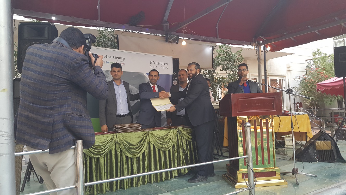 قيادة مجموعة سبكترا للتجارة تكرم المدير التنفيذي لمركز خبراء الجودة قيادة مجموعة سبكترا للتجارة تكرم المدير التنفيذي لمركز خبراء الجودة